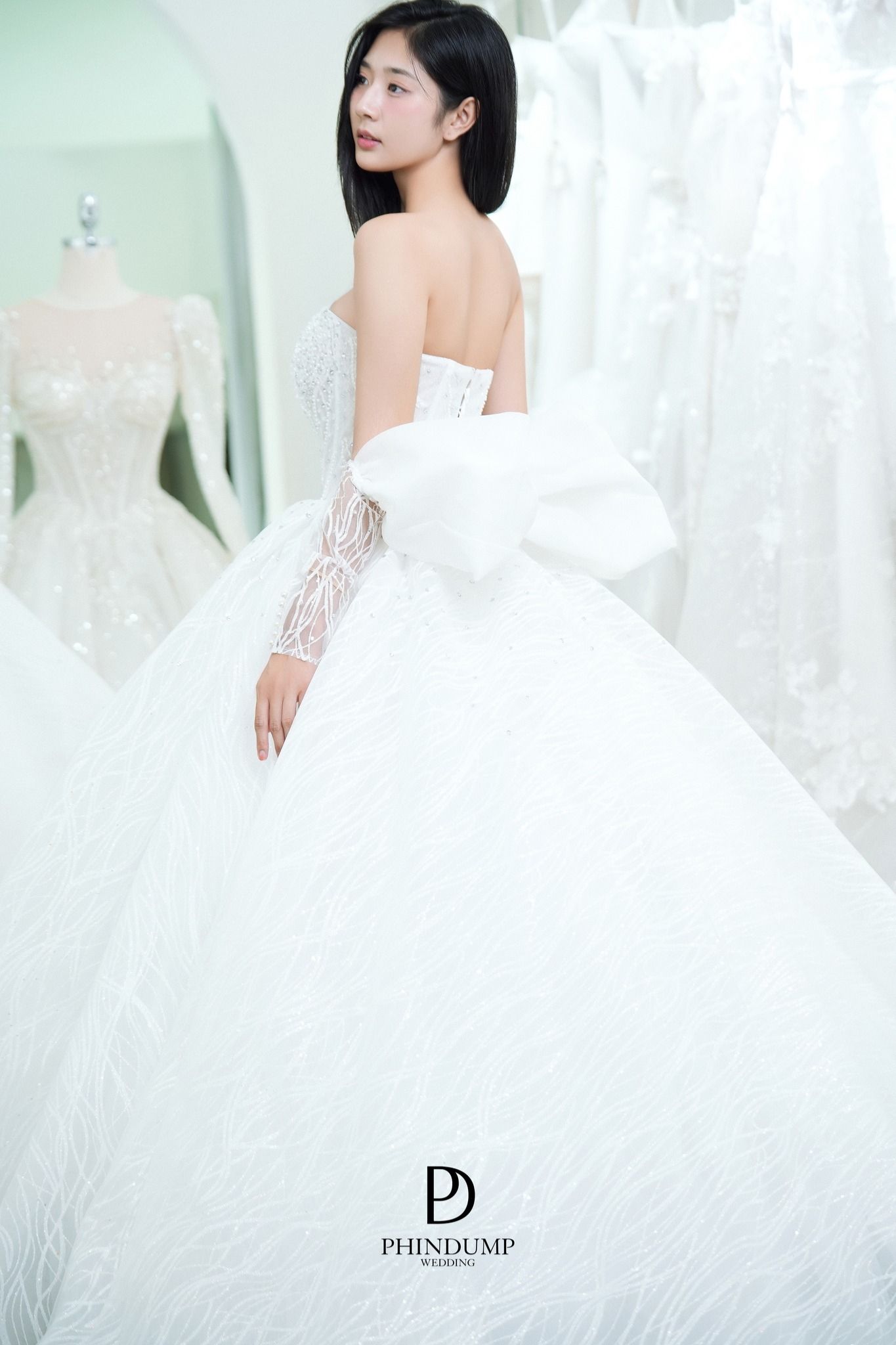 Trang phục cưới đa dạng, sang trọng