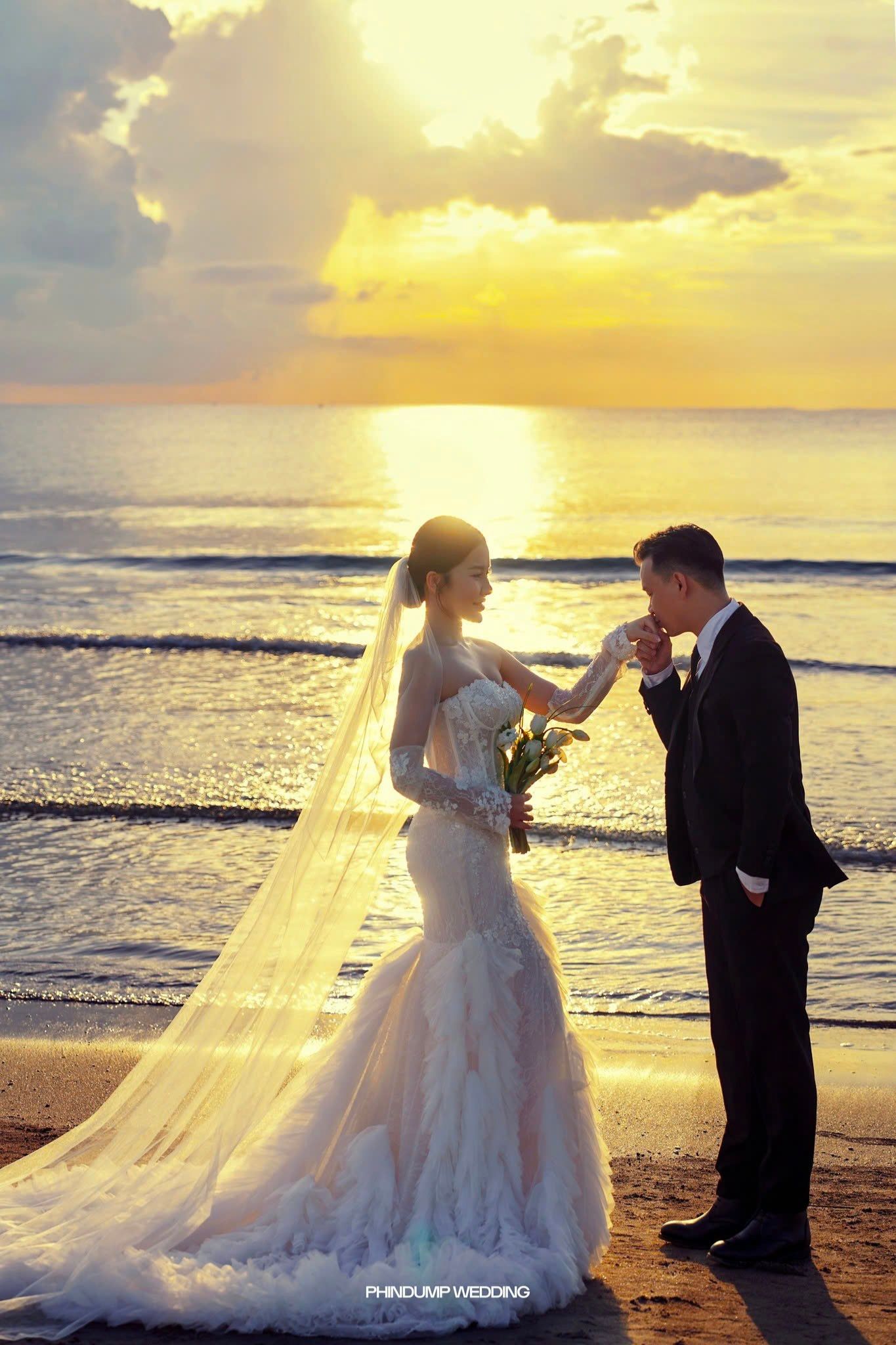 Chú rể cúi hôn tay cô dâu