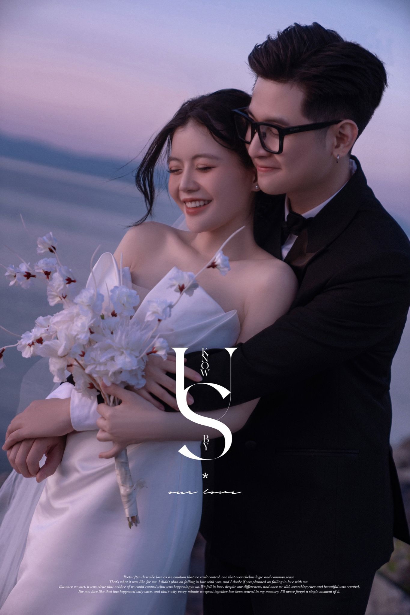 Chú rể ôm dâu từ phía sau