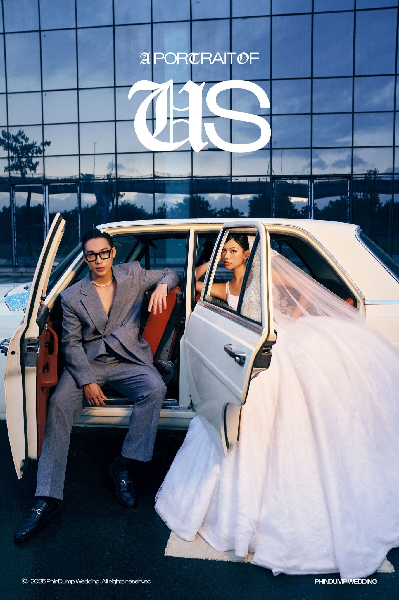 Tạo dáng bên xe cổ