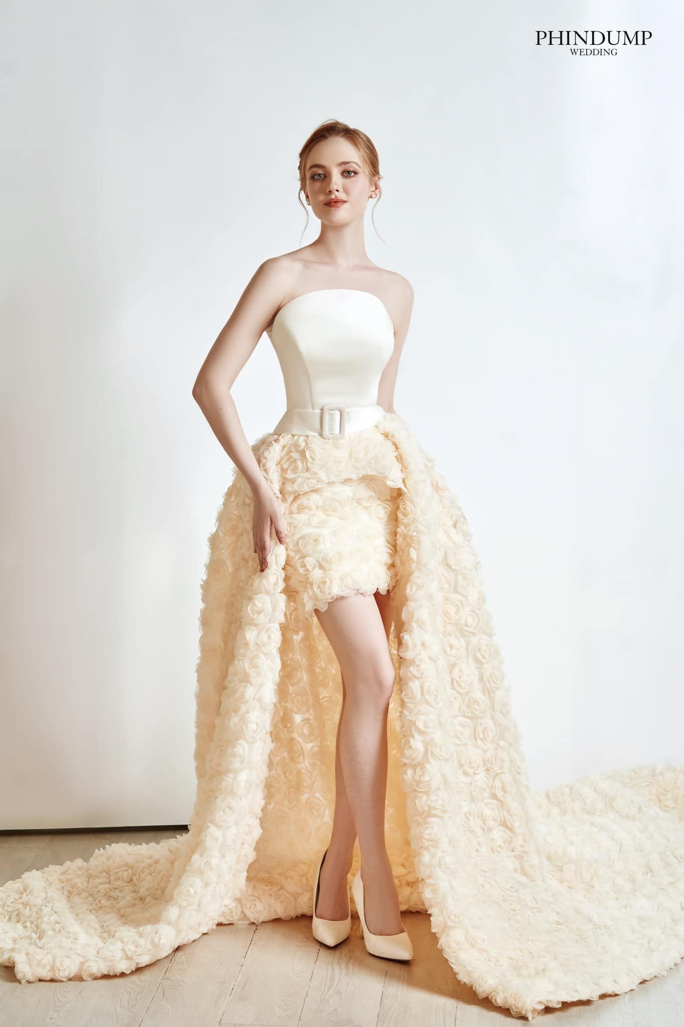 Váy cưới dáng ngắn hoặc high-low, trẻ trung và thời trang