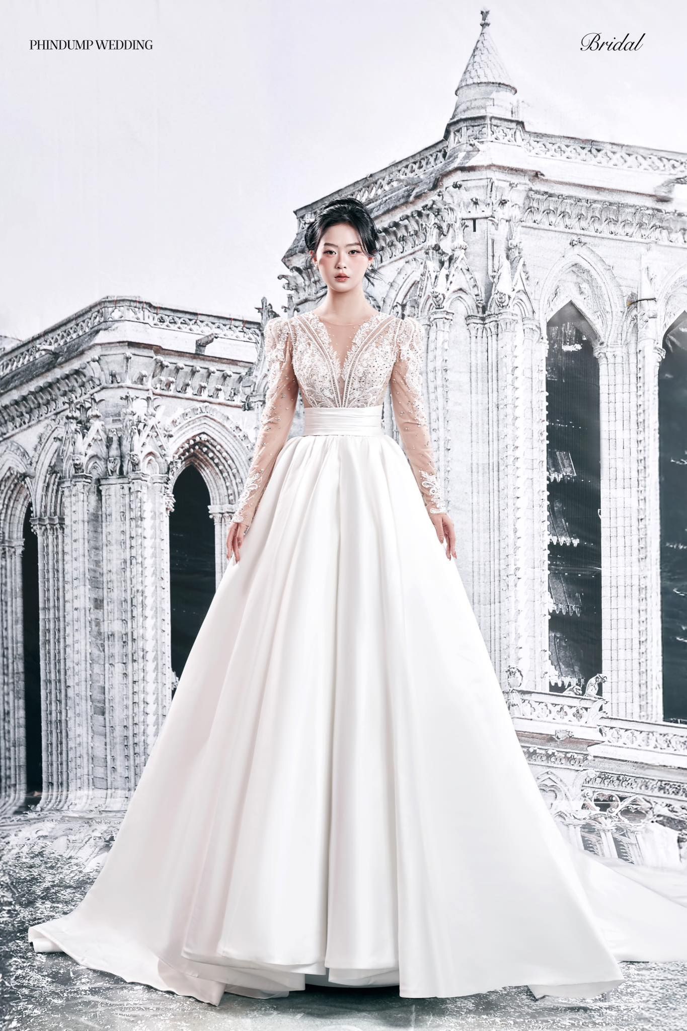 Váy cưới tay dài sheer (voan mỏng), kín đáo nhưng vẫn gợi cảm
