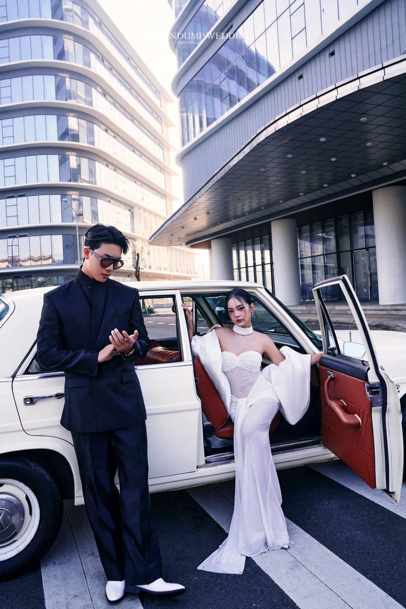 Chi phí thuê xe cổ bao nhiêu, đã bao gồm trong gói chụp ảnh cưới ngoại cảnh của PhinDump Wedding chưa?