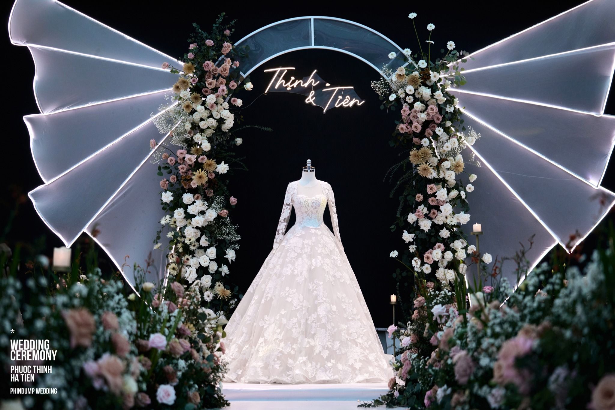 Chọn váy phù hợp với concept và không gian lễ cưới