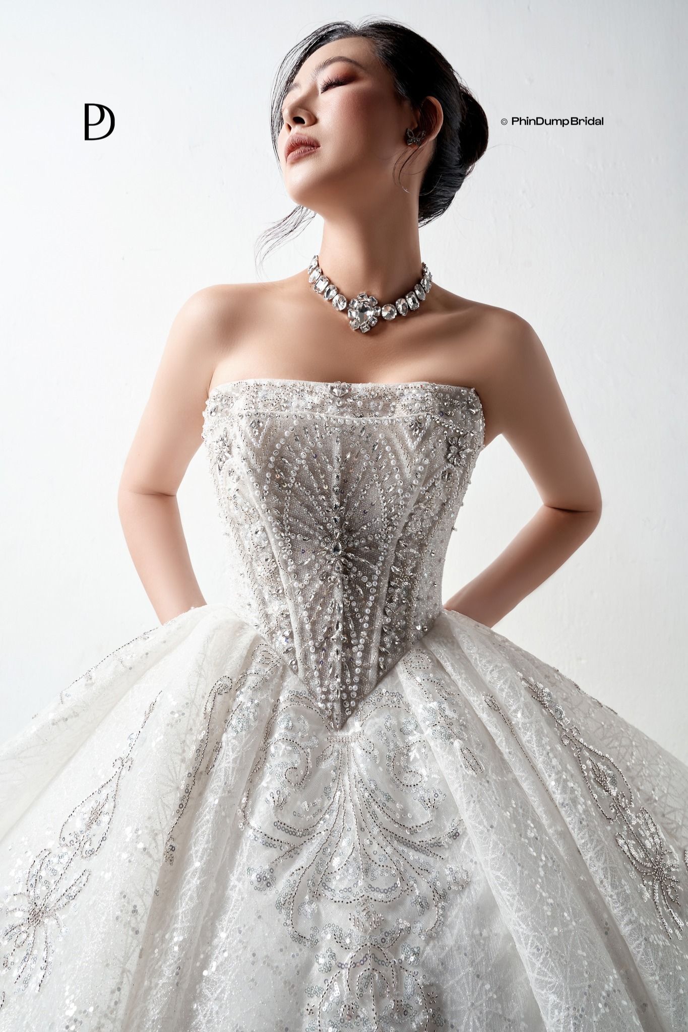 Váy cưới đính đá, sequin nổi bật ánh sáng