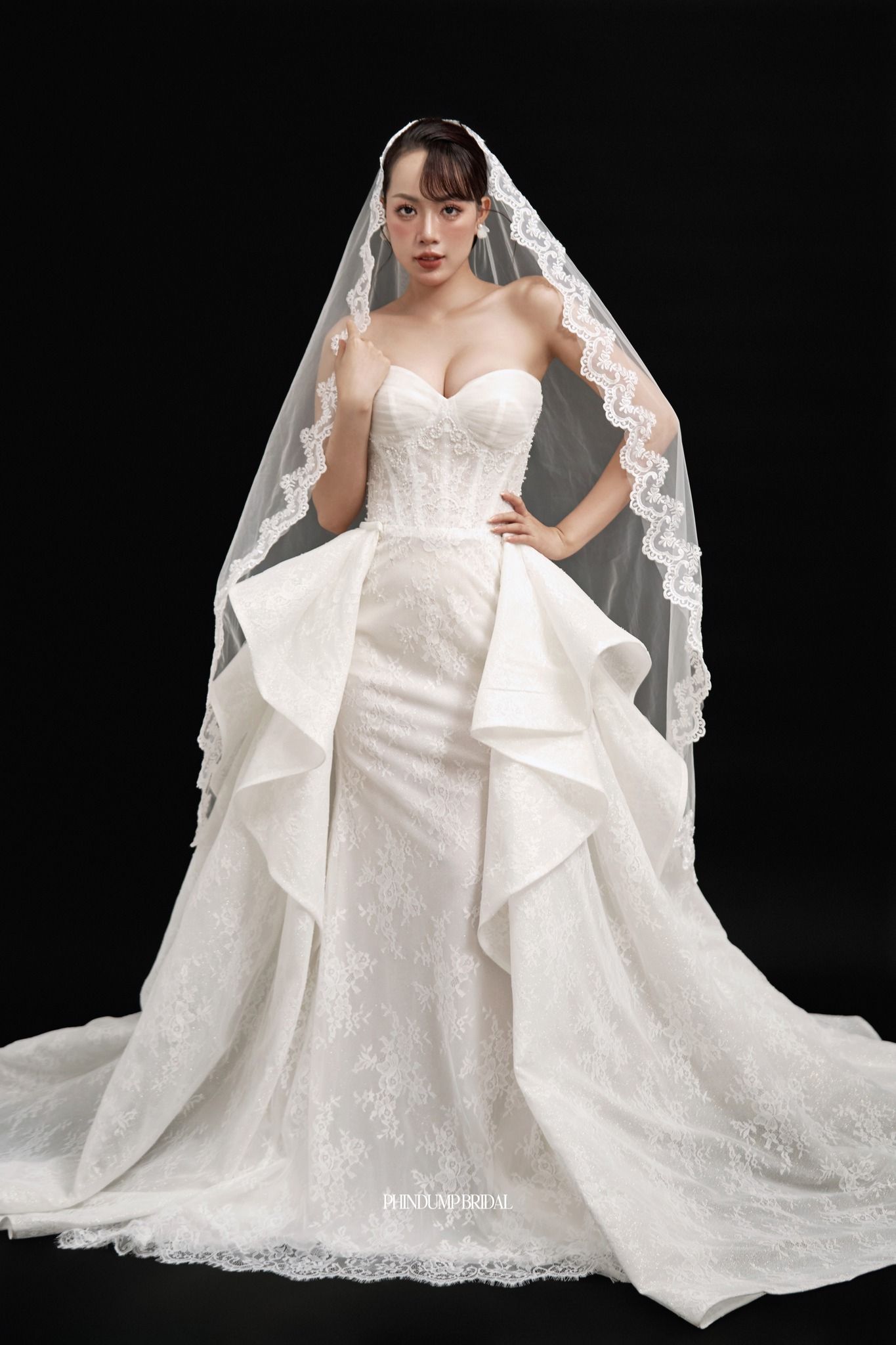 Váy cưới hai trong một (2-in-1) linh hoạt và nổi bật