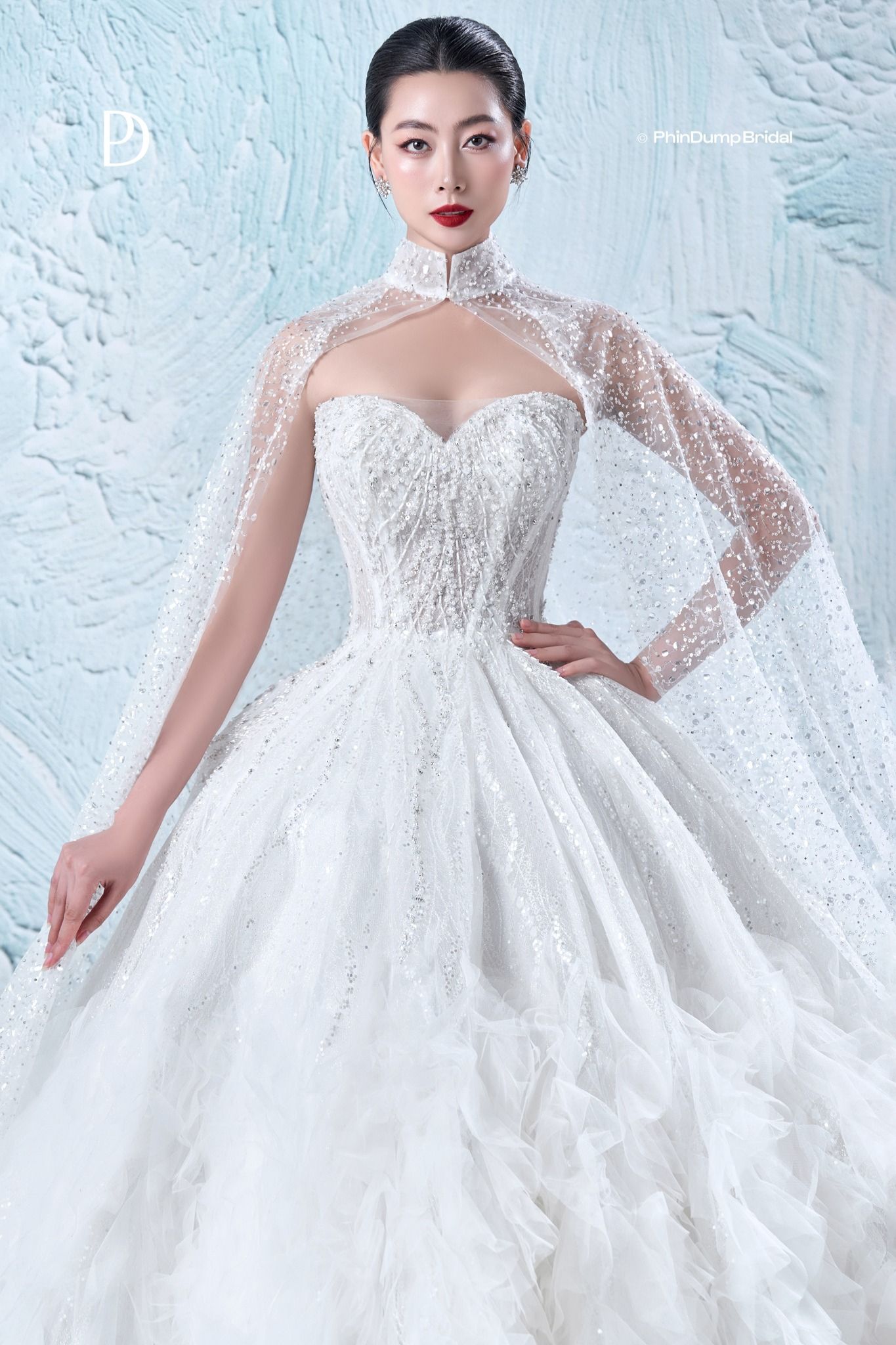 Váy cưới phối áo choàng cape