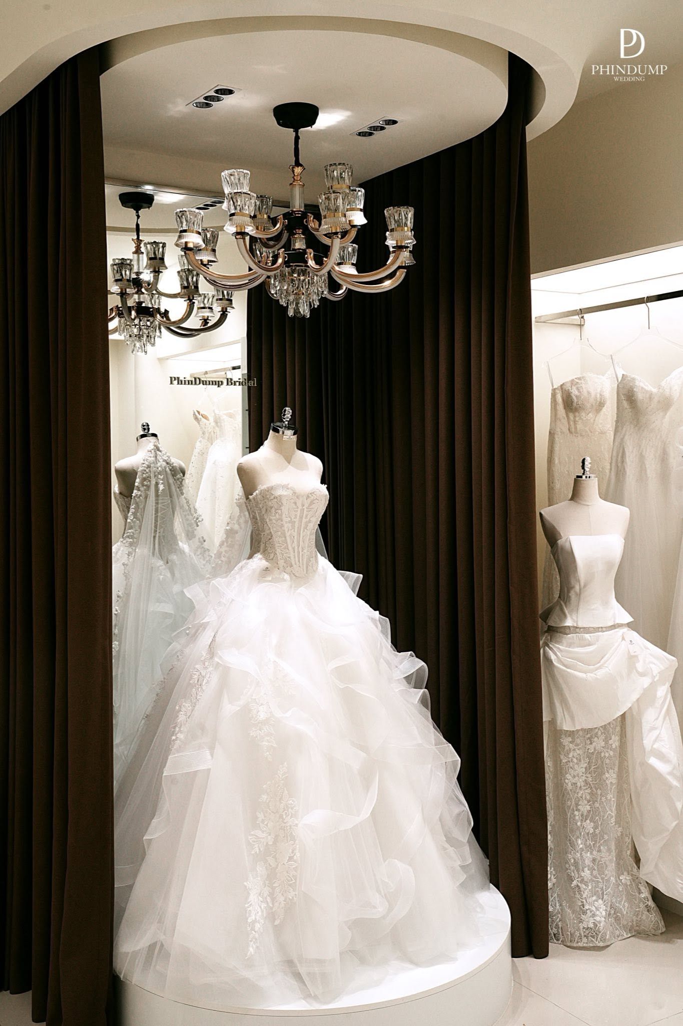 Showroom rộng rãi, hỗ trợ thử váy trước khi chụp