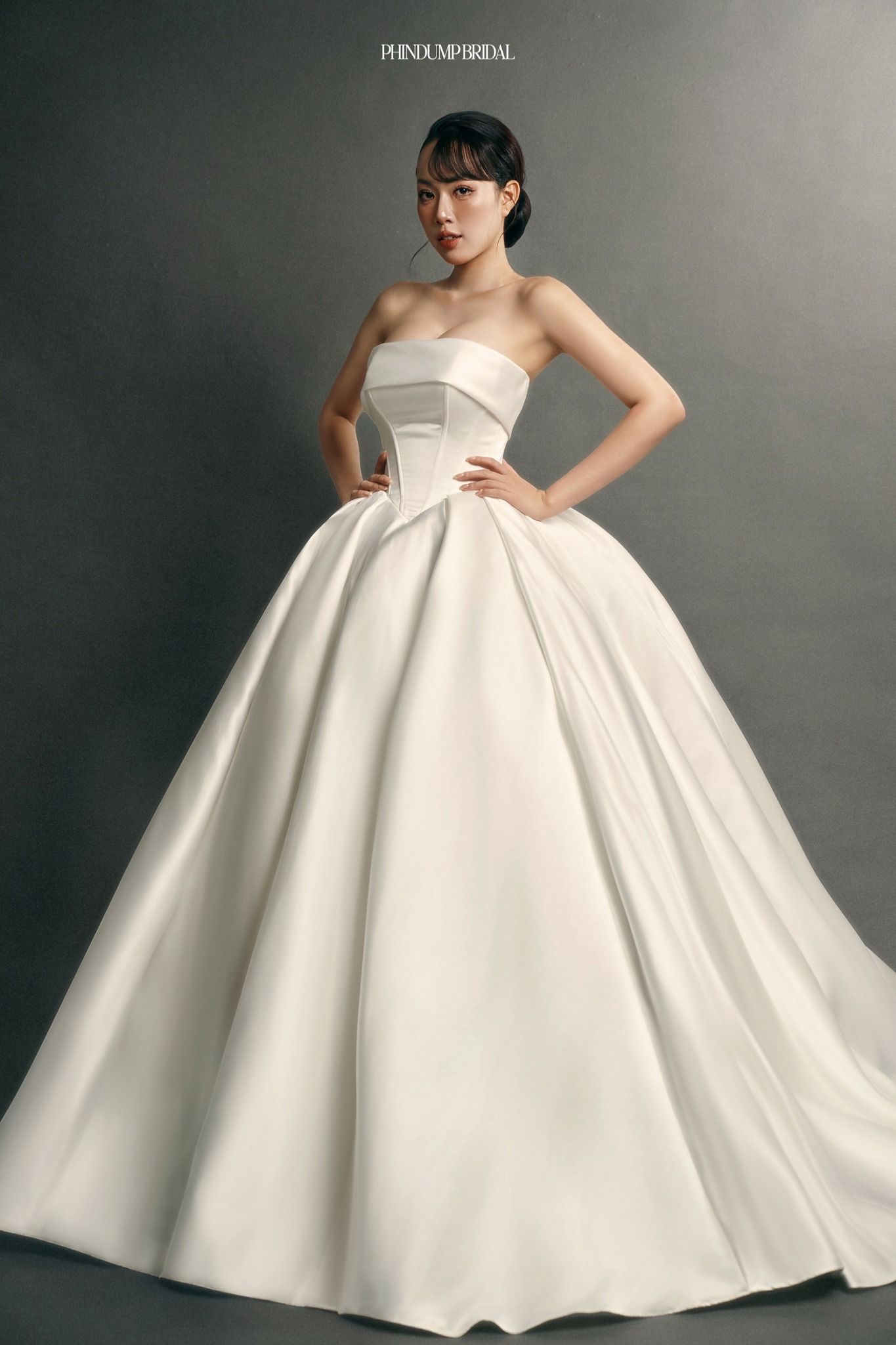 Váy cưới satin tối giản