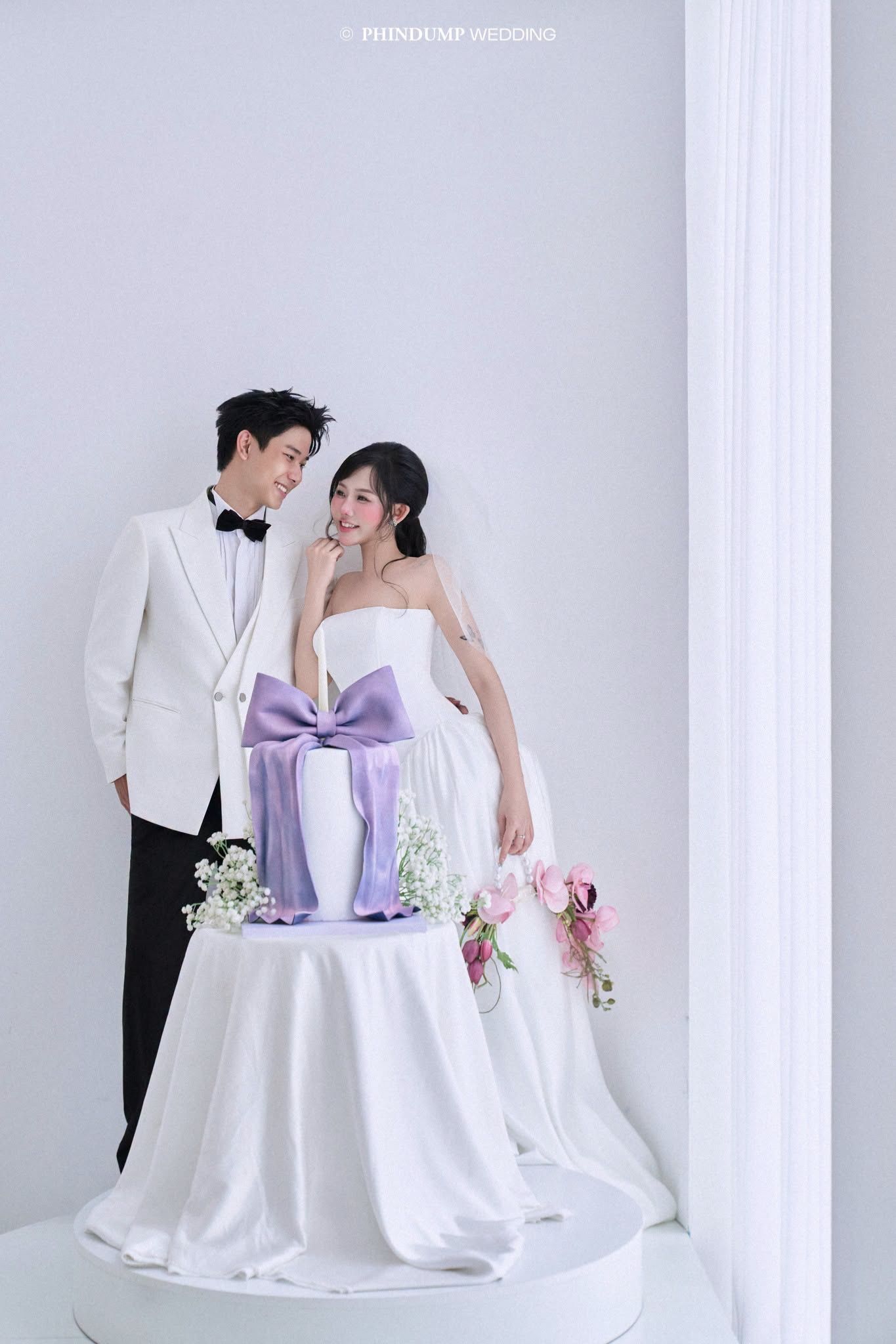 Tạo dáng chú rể nhìn cô dâu đầy tình cảm